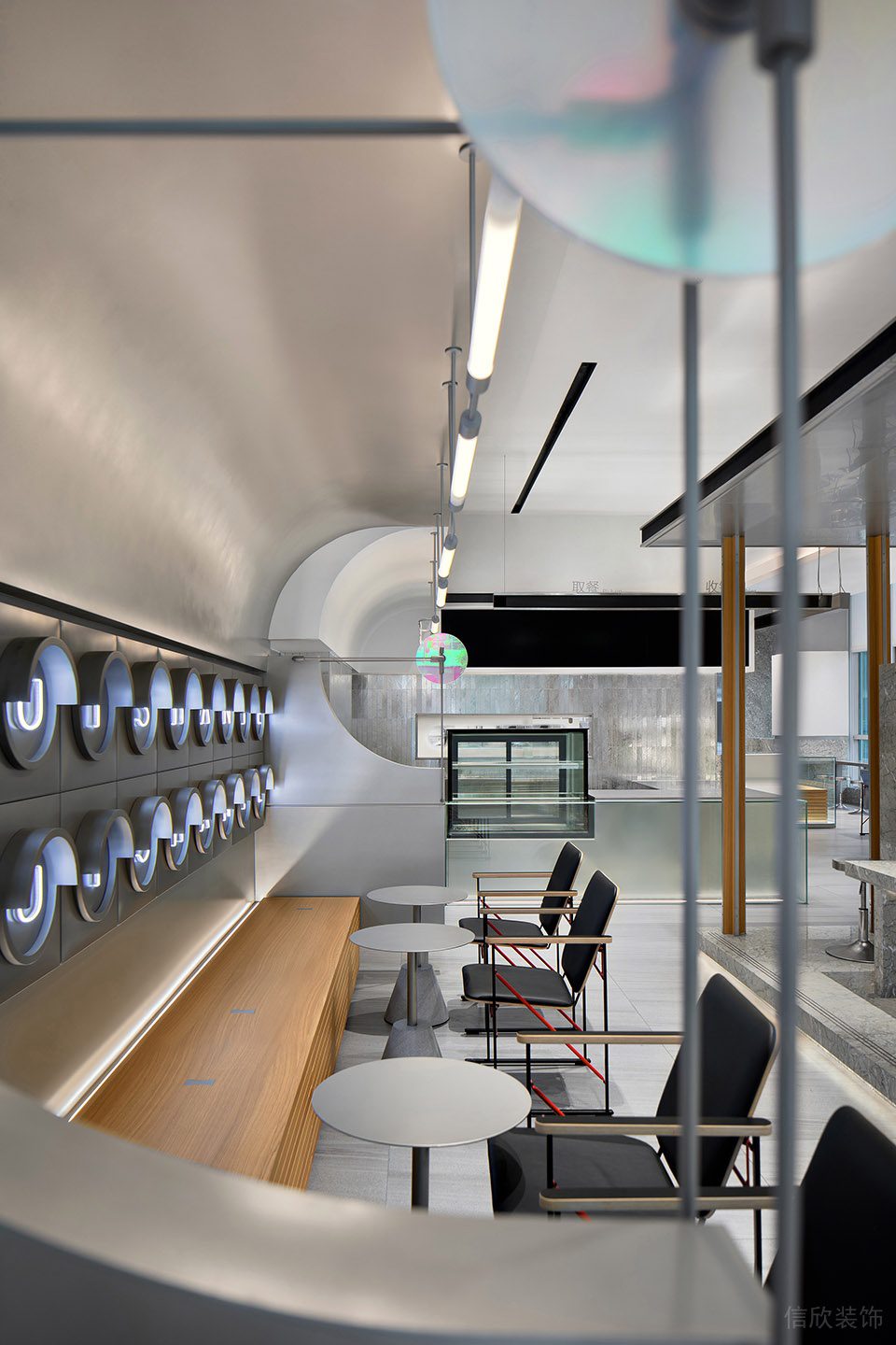 工業(yè)簡約風飲品店原木卡座裝修設計