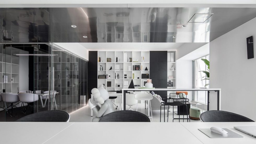 黑白灰簡約風(fēng)辦公室裝修設(shè)計(jì)銀灰色不銹鋼天花 黑白灰簡約風(fēng)辦公室裝修設(shè)計(jì)銀灰色不銹鋼天花