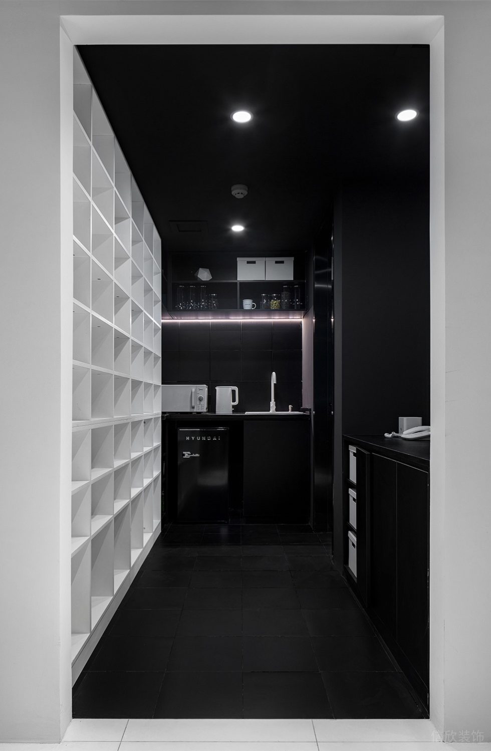 黑白灰簡約風(fēng)辦公室裝修設(shè)計(jì)暗色系茶水間 黑白灰簡約風(fēng)辦公室裝修設(shè)計(jì)暗色系茶水間