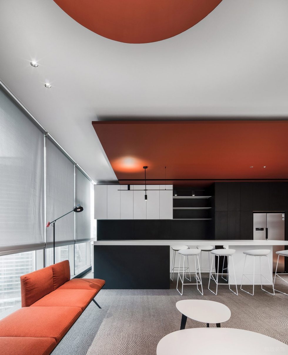 紅白色現(xiàn)代風辦公室裝修設計紅色布藝休閑沙發(fā)