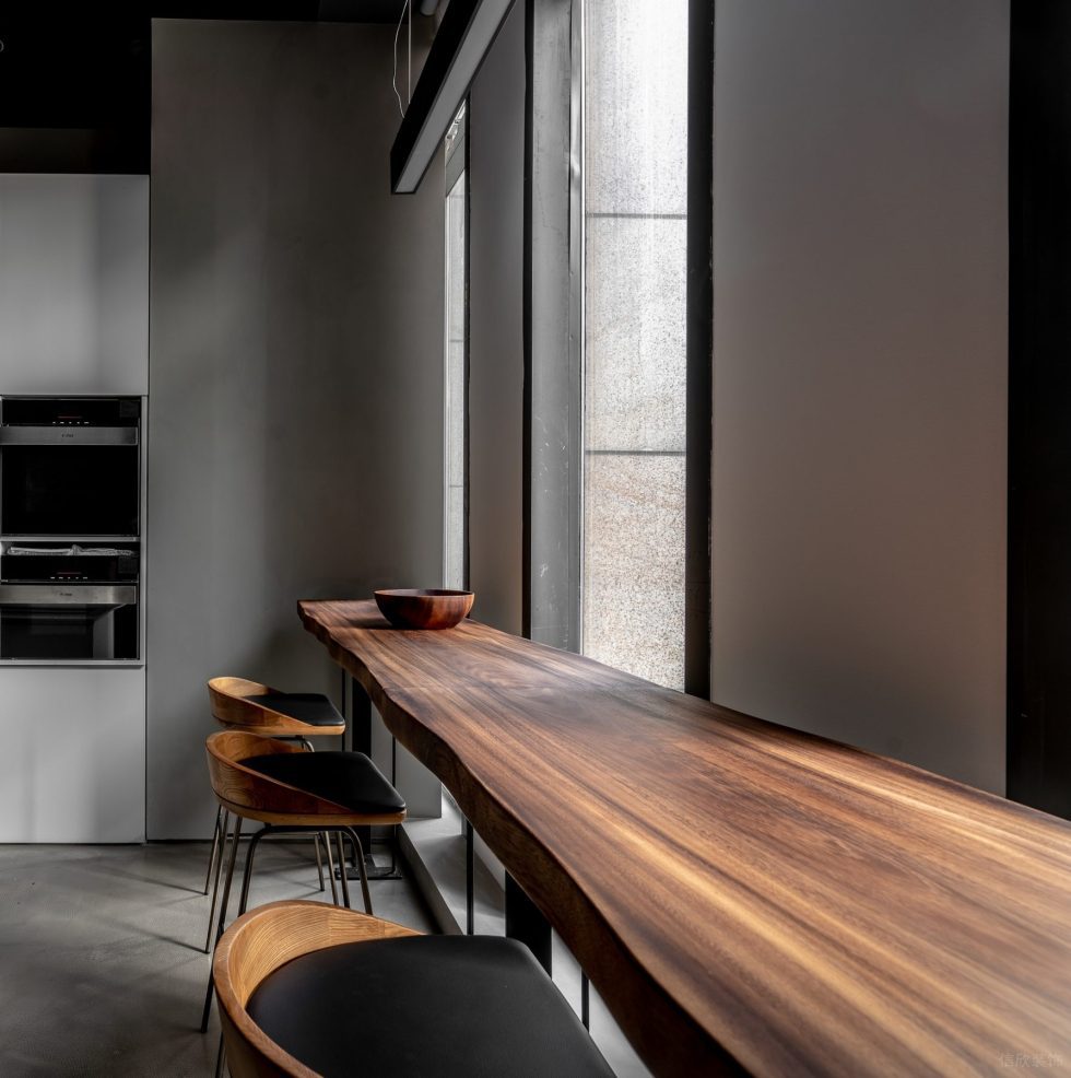 灰色極簡工業(yè)風(fēng)辦公室裝修設(shè)計暖木色吧臺 灰色極簡工業(yè)風(fēng)辦公室裝修設(shè)計暖木色吧臺