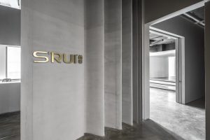 灰色極簡工業(yè)風辦公室裝修設計企業(yè)標識形象墻效果圖