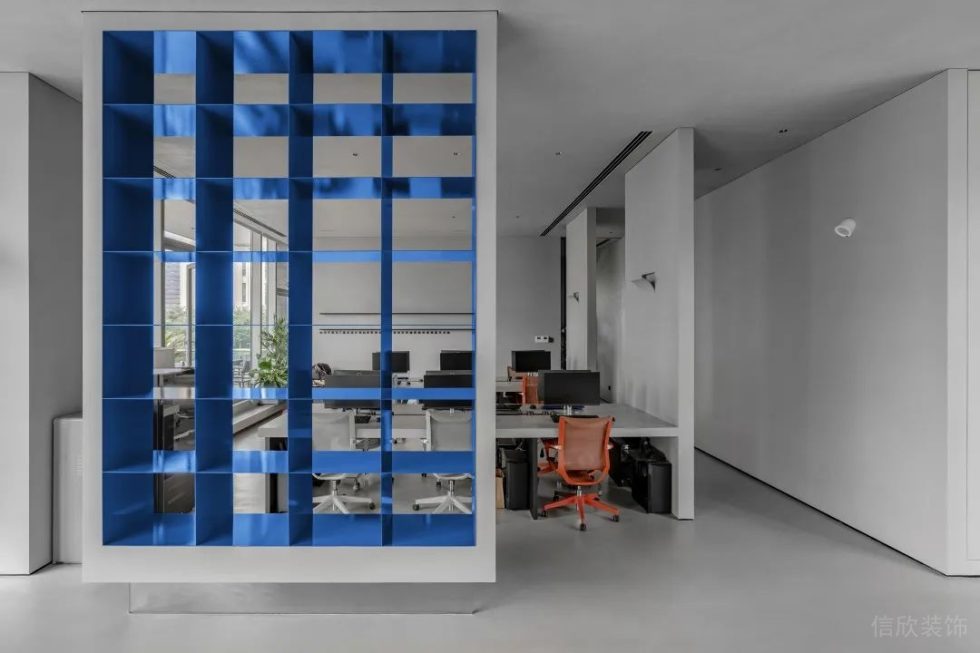 極簡黑白灰風(fēng)格辦公室裝修案例藍(lán)色的裝飾陳列柜