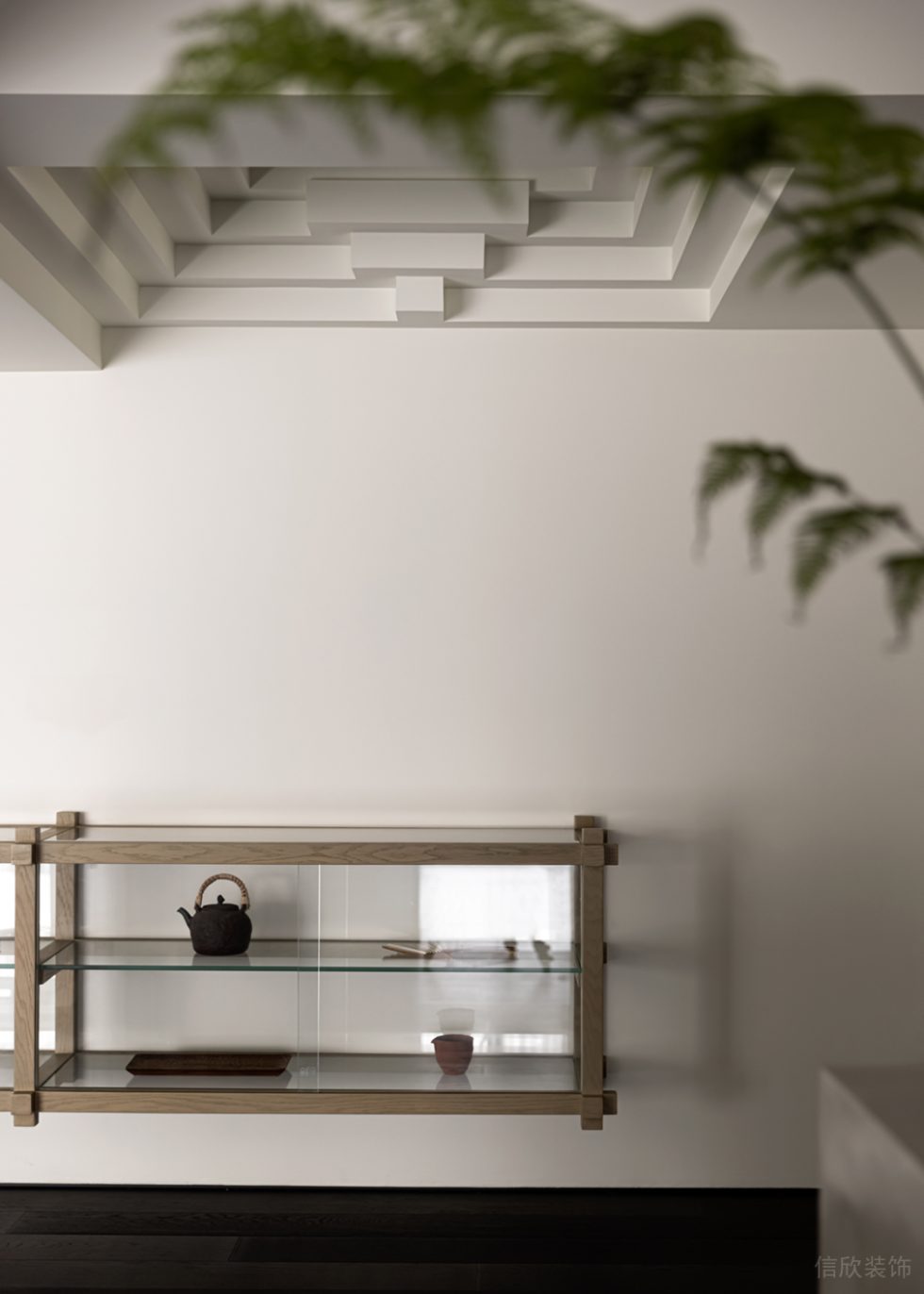 極簡寧靜風(fēng)辦公室裝修設(shè)計(jì) 玻璃木架展示柜