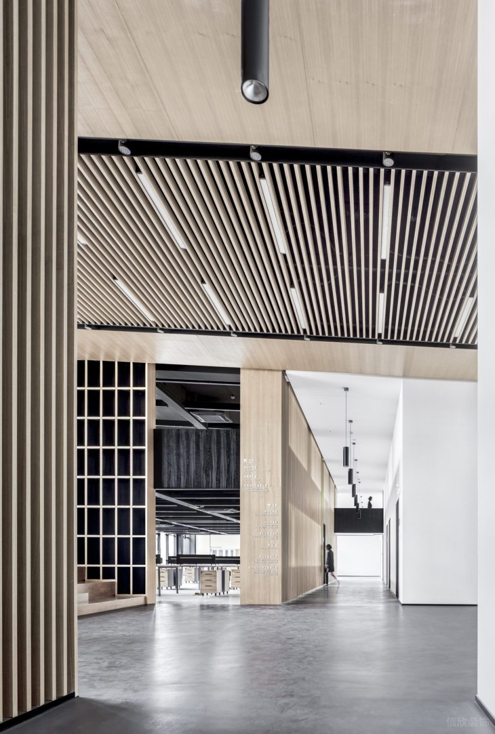 簡(jiǎn)潔原木風(fēng)辦公室裝修設(shè)計(jì)灰色地坪漆