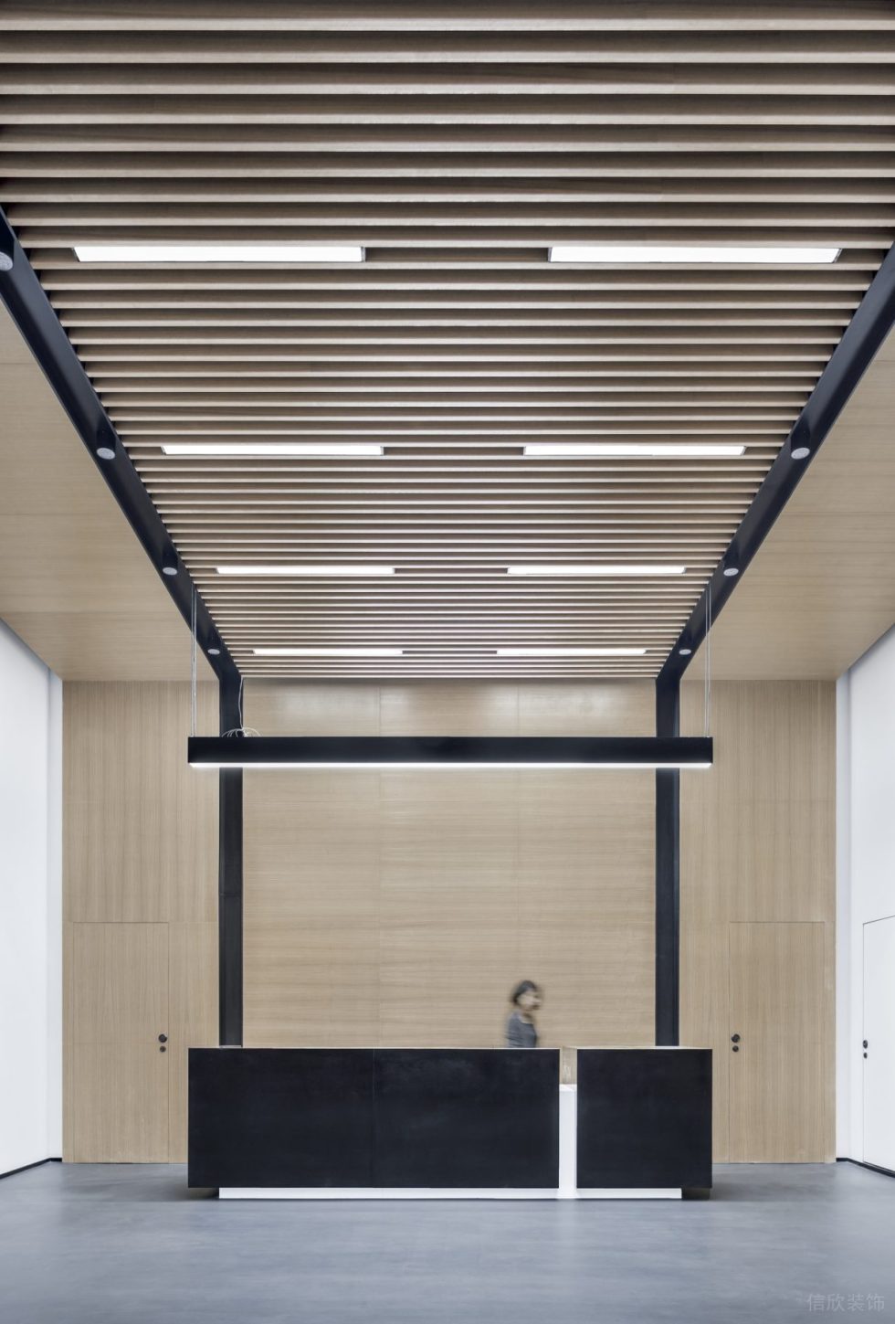 簡潔原木風辦公室裝修設(shè)計黑色調(diào)前臺