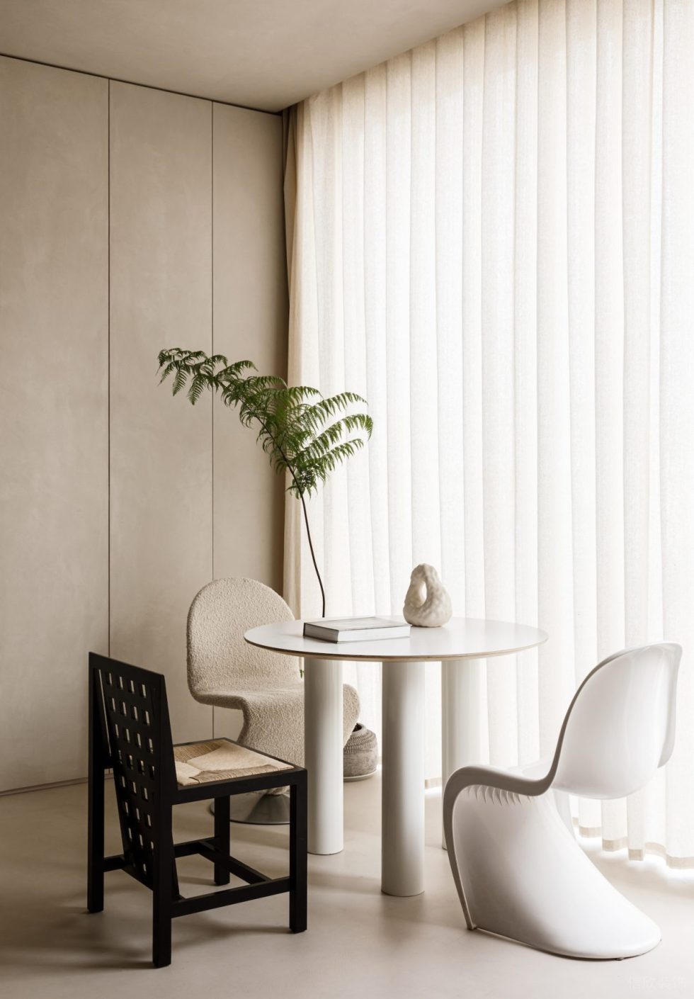 簡(jiǎn)約北歐風(fēng)辦公室裝修設(shè)計(jì) 窗邊造型小桌椅