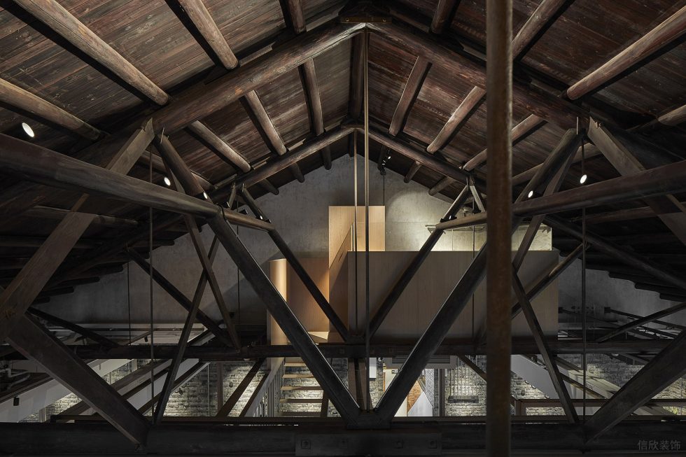 簡約混搭風(fēng)辦公室裝修方案 實(shí)木結(jié)構(gòu)斜屋頂