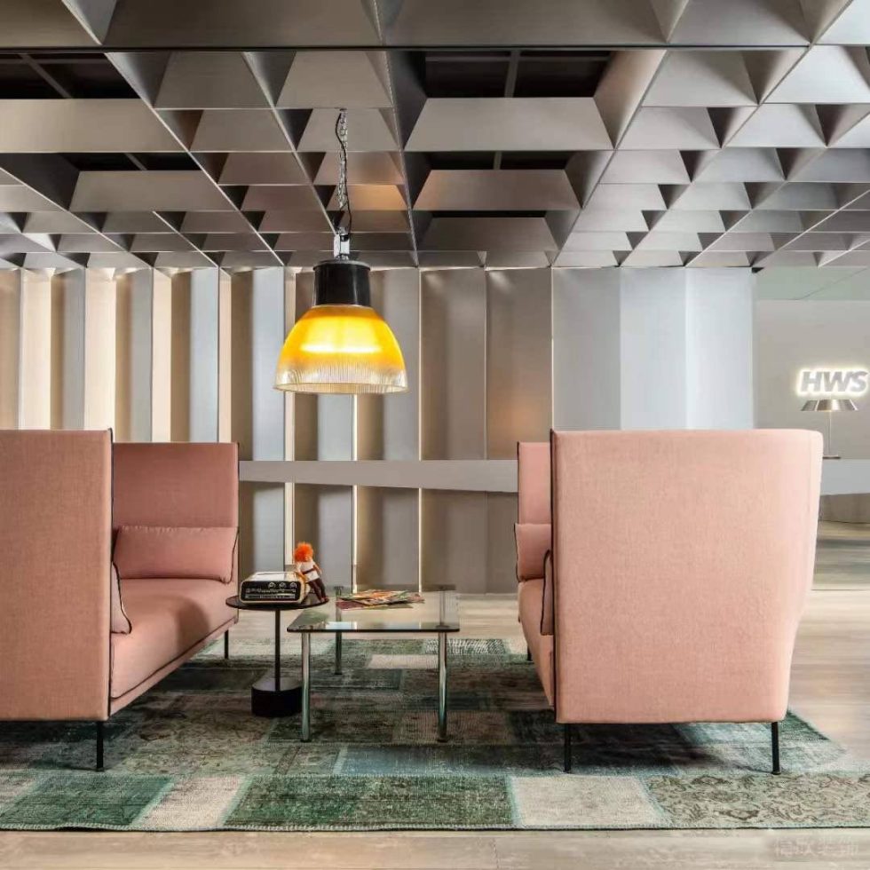 簡約金屬風辦公室裝修設計 接待區(qū)粉色沙發(fā)