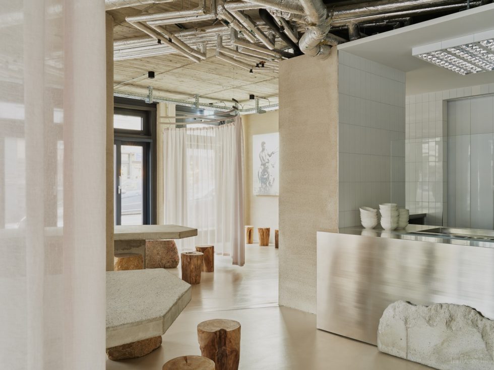 簡(jiǎn)約輕工業(yè)風(fēng)西餐廳多人用餐區(qū)裝修圖