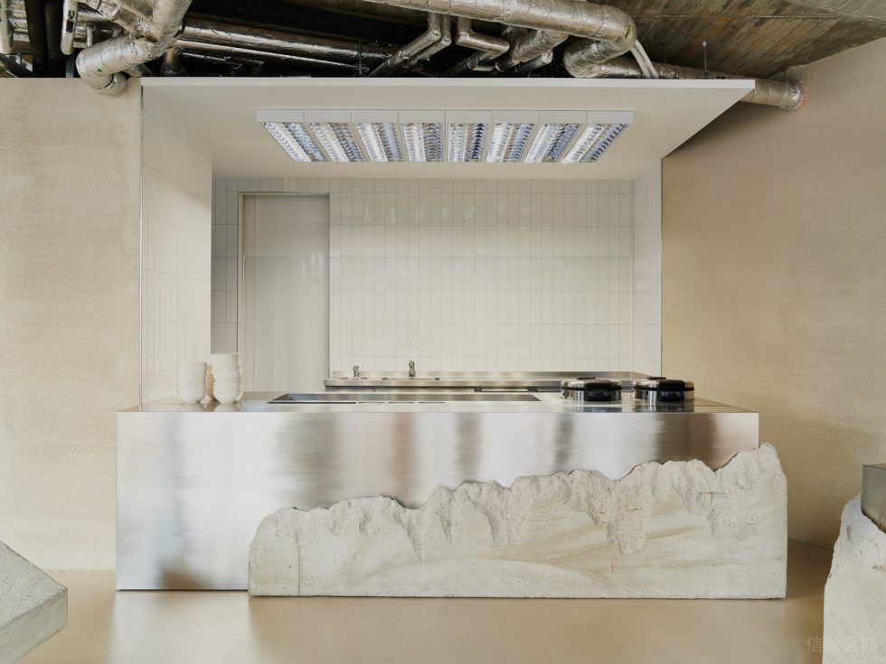 簡(jiǎn)約輕工業(yè)風(fēng)西餐廳金屬鋁板廚房效果圖