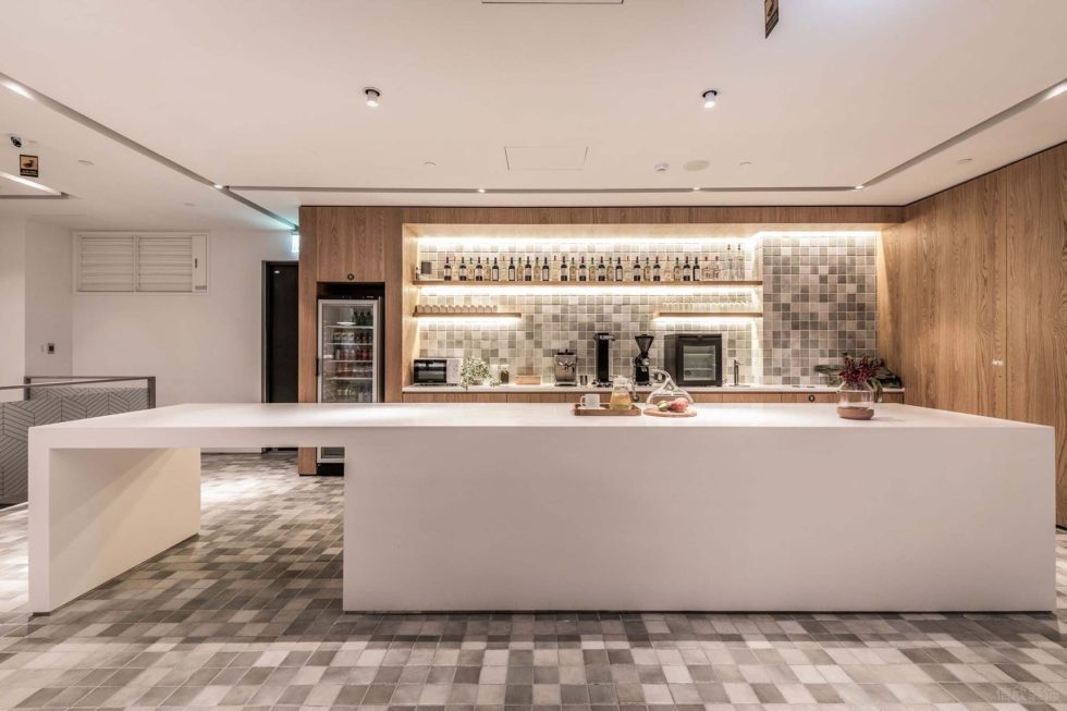 木色簡(jiǎn)約風(fēng)辦公室裝修案例白色水吧中島臺(tái) 木色簡(jiǎn)約風(fēng)辦公室裝修案例白色水吧中島臺(tái)