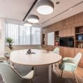 深圳寶安朗峻廣場木色簡約風(fēng)辦公室裝修案例會議室效果圖