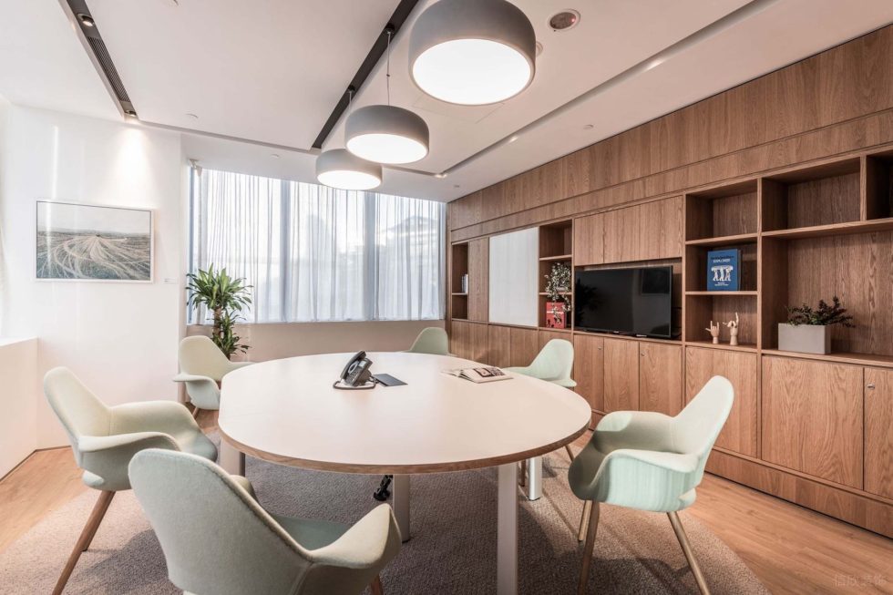 木色簡(jiǎn)約風(fēng)辦公室裝修案例會(huì)議室白色墻面與天花 木色簡(jiǎn)約風(fēng)辦公室裝修案例會(huì)議室白色墻面與天花