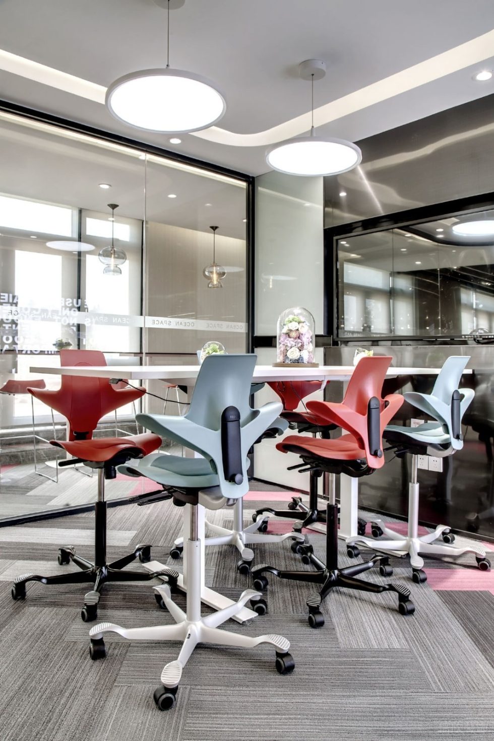 淺色調(diào)科幻現(xiàn)代風辦公室裝修設(shè)計黑白色多媒體洽談室