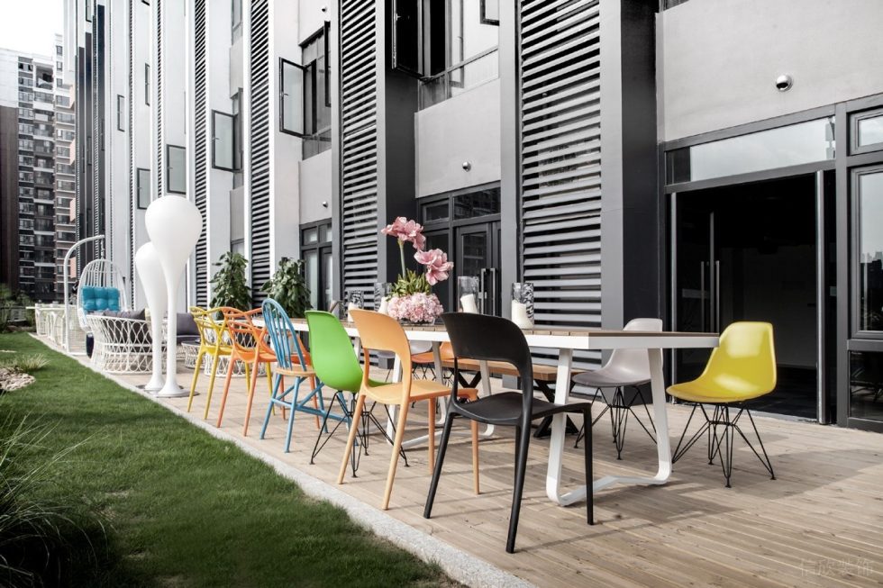 淺色調(diào)科幻現(xiàn)代風辦公室裝修設(shè)計戶外休閑區(qū)防腐木地板