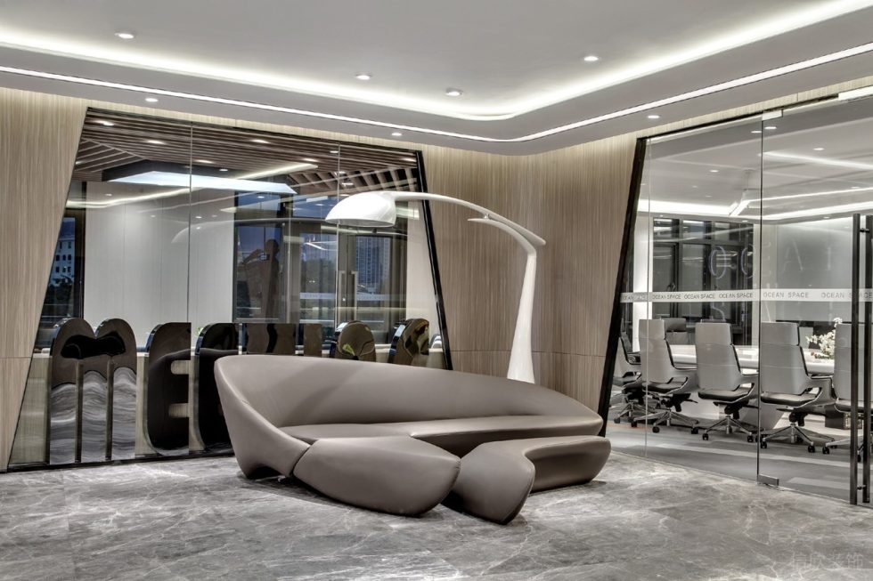 淺色調(diào)科幻現(xiàn)代風辦公室裝修設(shè)計接待室灰色沙發(fā)