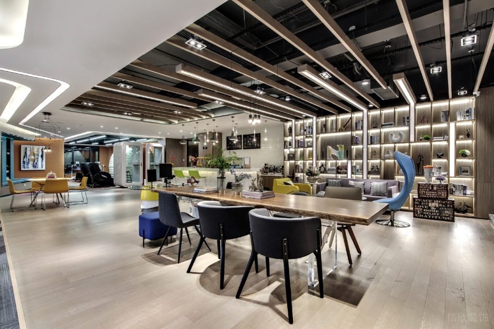 淺色調(diào)科幻現(xiàn)代風辦公室裝修設(shè)計木紋色休閑活動廳