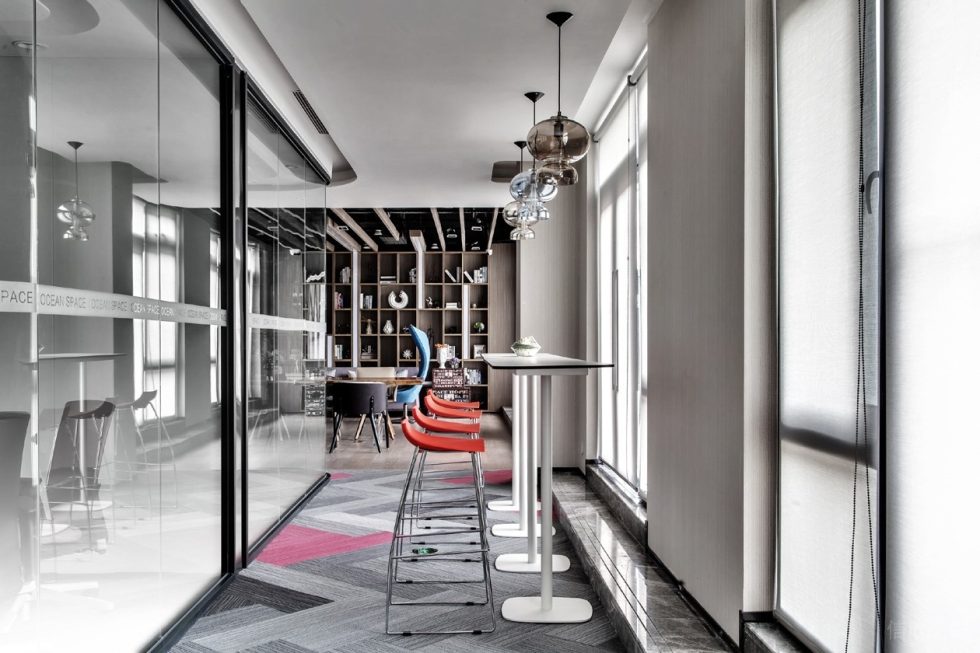 淺色調(diào)科幻現(xiàn)代風辦公室裝修設(shè)計白色吧臺