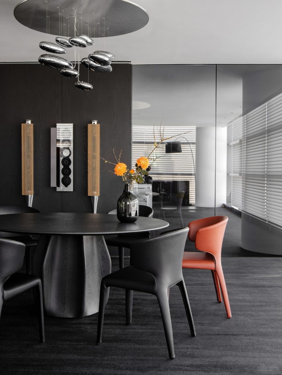 時尚金屬風辦公室裝修設計 洽談區(qū)黑色圓桌