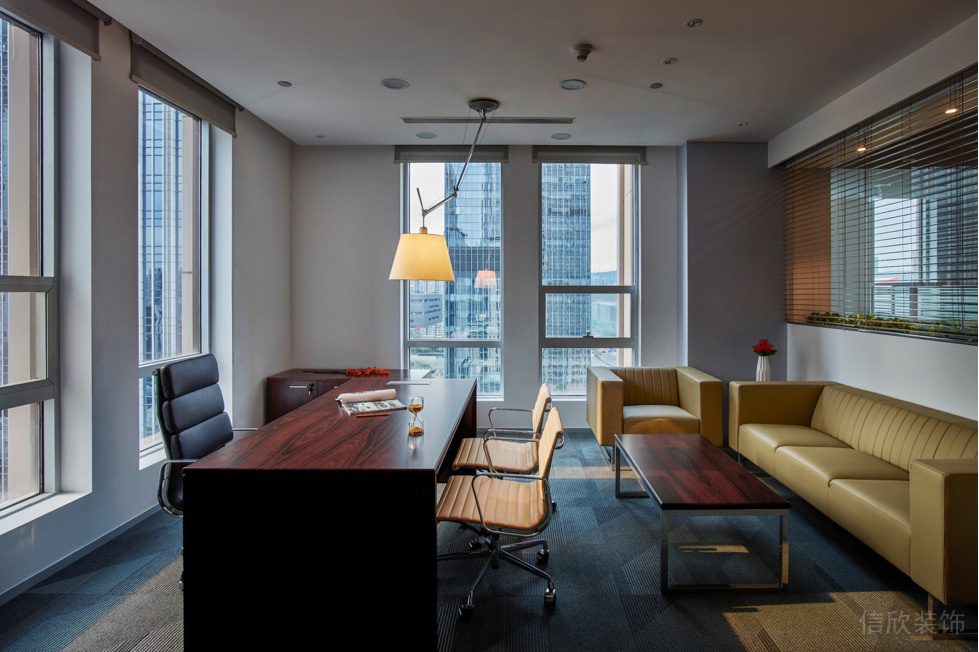 時尚簡約風辦公室裝修設計深色調(diào)經(jīng)理辦公室