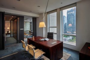 時(shí)尚簡約風(fēng)辦公室裝修設(shè)計(jì)深木色經(jīng)理工作臺(tái)效果圖