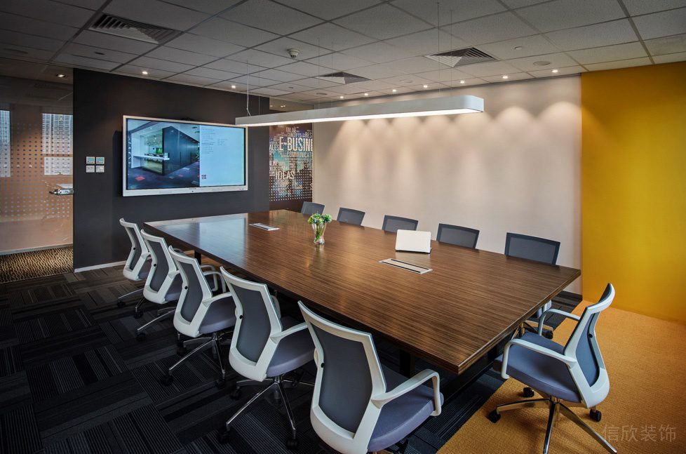 時(shí)尚簡(jiǎn)約風(fēng)辦公室裝修設(shè)計(jì)灰白黃三色會(huì)議室