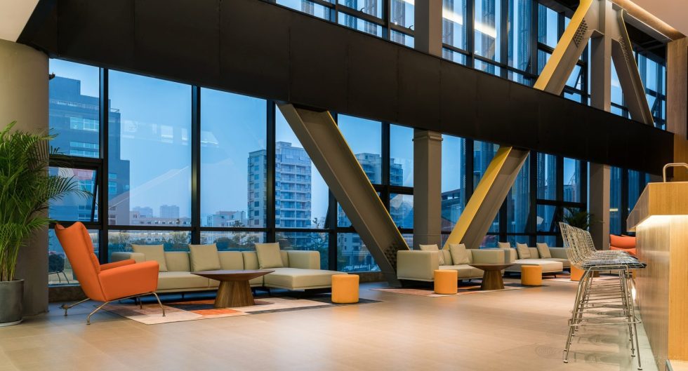 深色現(xiàn)代風辦公室裝修設(shè)計深色接待區(qū)