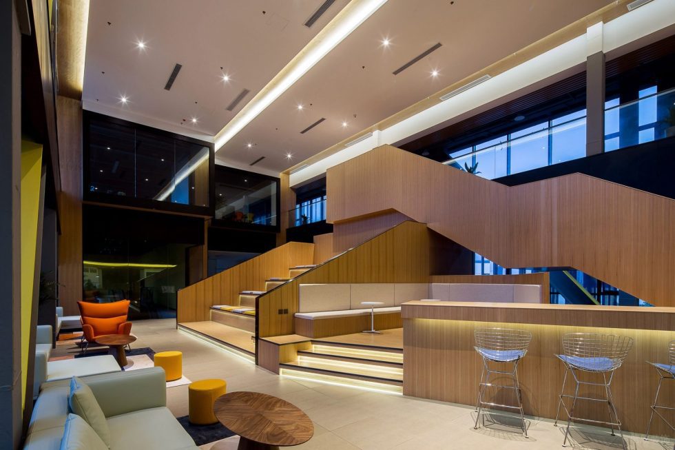 深色現(xiàn)代風辦公室裝修設(shè)計木紋色休閑接待區(qū)效果圖