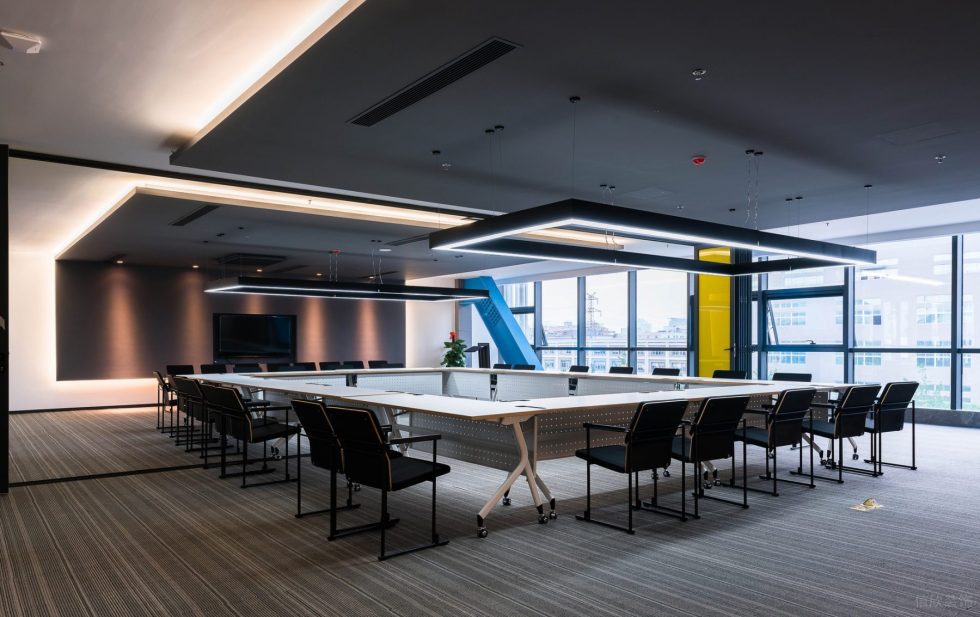 深色現(xiàn)代風(fēng)辦公室裝修設(shè)計(jì)灰色會(huì)議室