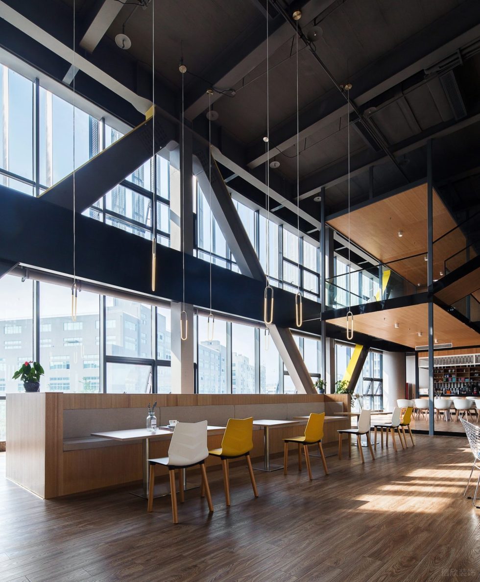 深色現(xiàn)代風(fēng)辦公室裝修設(shè)計(jì)木質(zhì)卡座洽談區(qū)