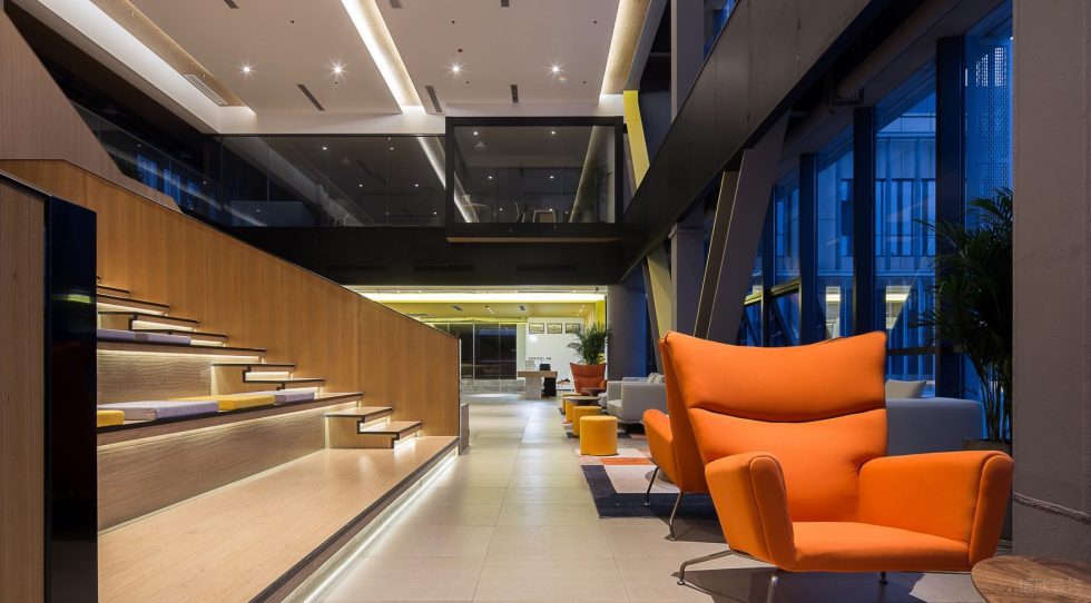 深色現(xiàn)代風(fēng)辦公室裝修設(shè)計(jì)橙色單人沙發(fā)