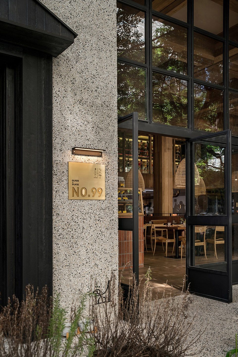 舒適原木風(fēng)餐廳簡約玻璃門裝修設(shè)計(jì)