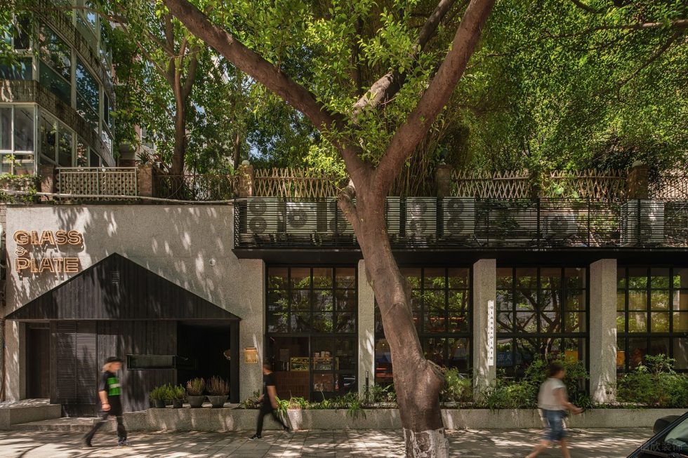 舒適原木風(fēng)餐廳綠色養(yǎng)眼外觀裝修設(shè)計(jì)效果圖