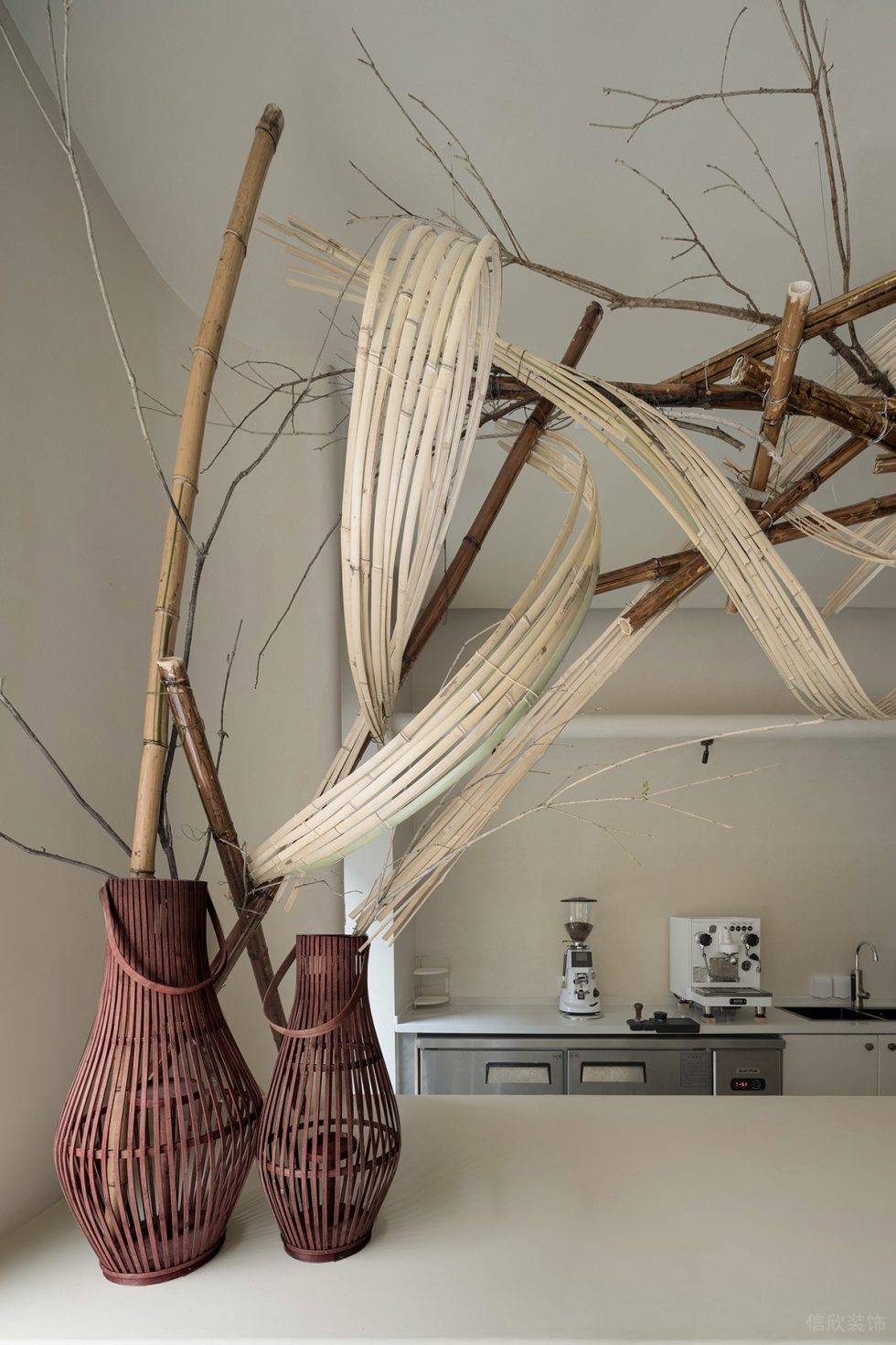 素雅白色甜品店褐色陶罐裝修設(shè)計