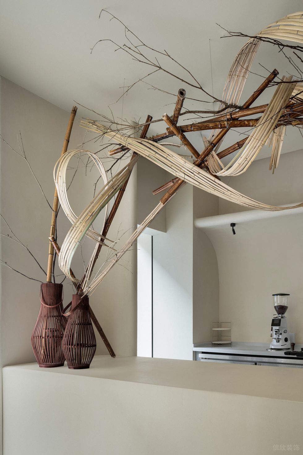 素雅白色甜品店遠景裝置物裝修設(shè)計