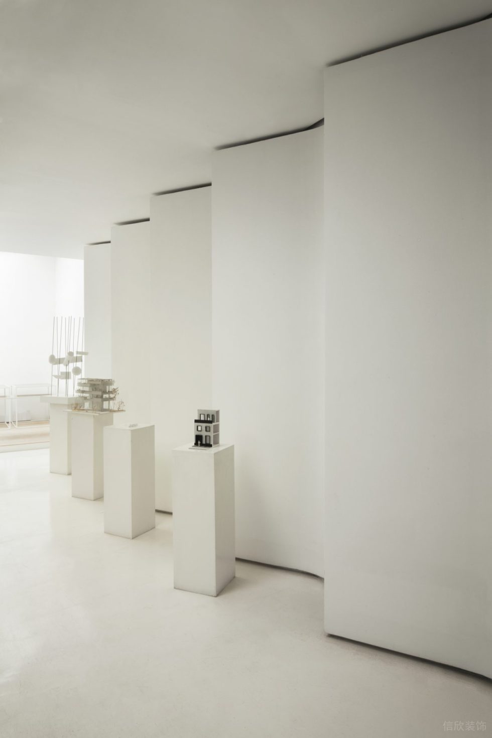 素雅極簡風(fēng)辦公室裝修設(shè)計白色立柱展示臺 素雅極簡風(fēng)辦公室裝修設(shè)計白色立柱展示臺