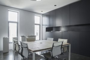 素雅極簡風(fēng)辦公室裝修設(shè)計深色會議室效果圖