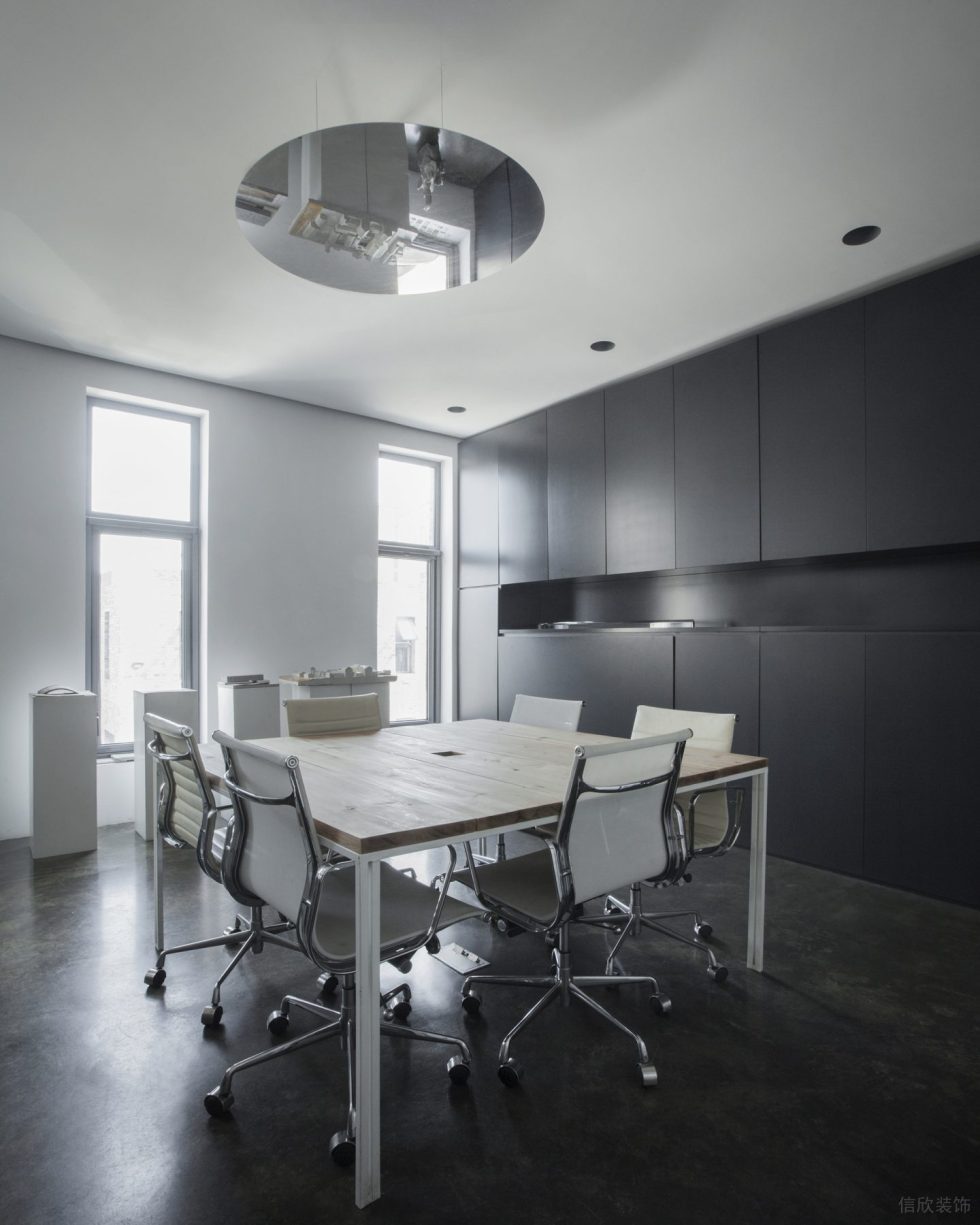 素雅極簡風(fēng)辦公室裝修設(shè)計深色會議室效果圖
