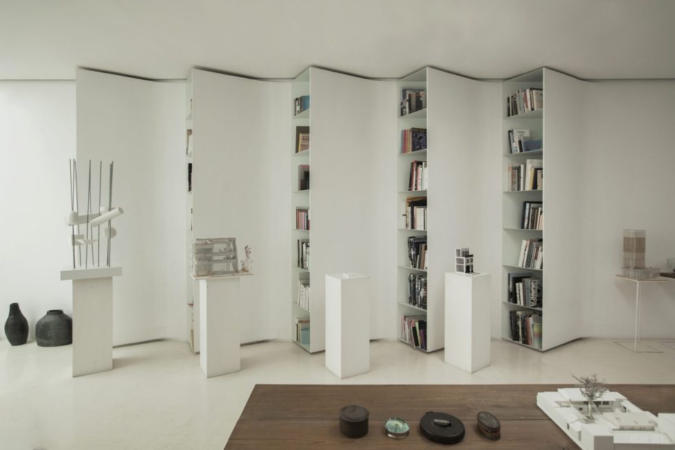 素雅極簡風(fēng)辦公室裝修設(shè)計白色弧形藝術(shù)書架 素雅極簡風(fēng)辦公室裝修設(shè)計白色弧形藝術(shù)書架