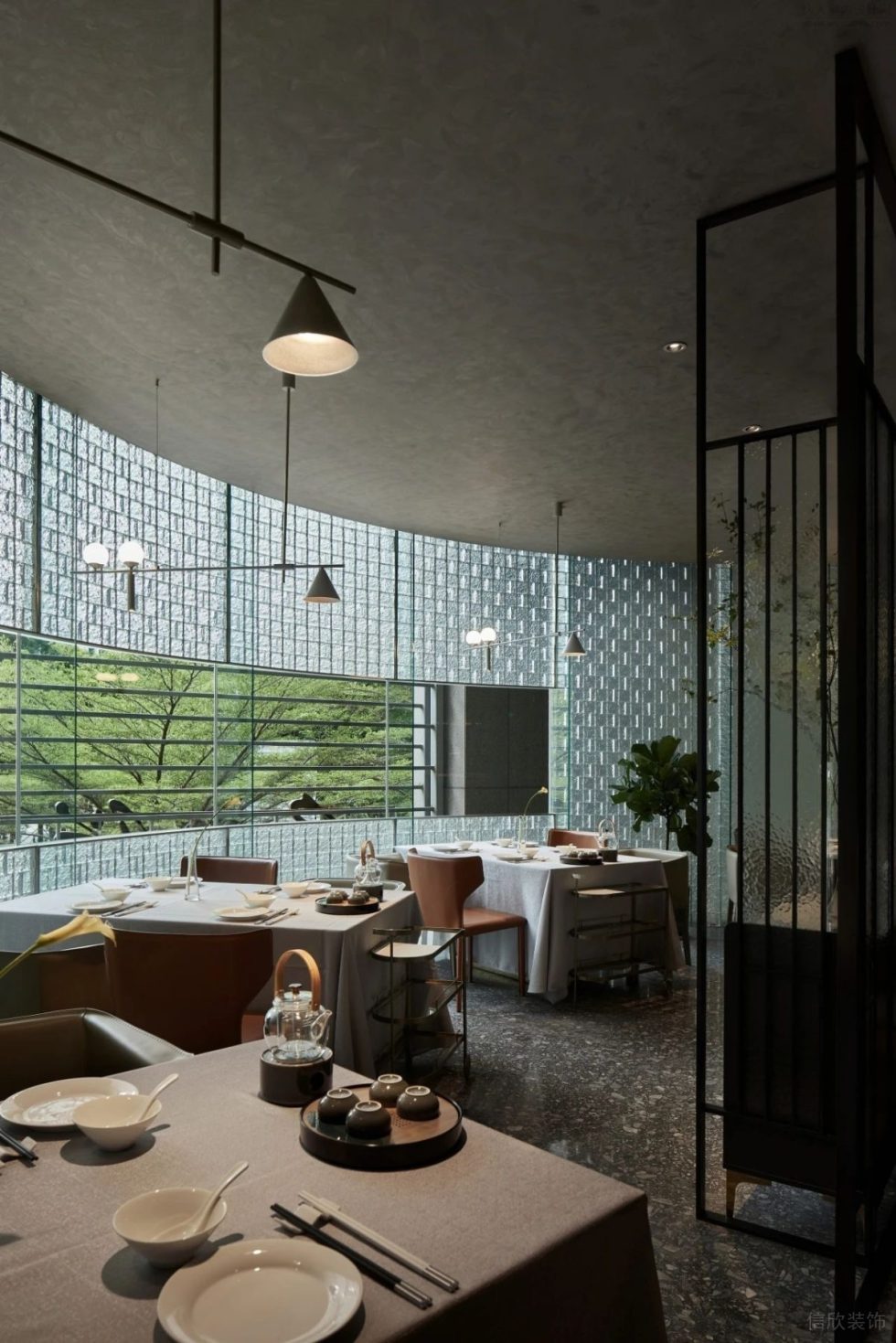 深遠(yuǎn)輕奢金屬感中餐廳全景水紋玻璃裝修設(shè)計(jì)