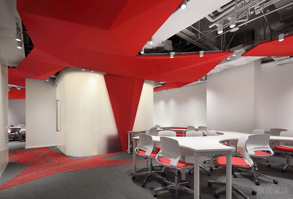 深圳寶安中心區(qū)壹方中心紅白色調(diào)辦公室裝修工程 玻璃隔斷墻
