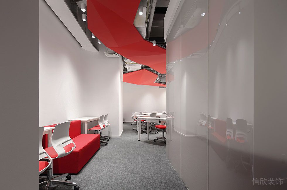 深圳寶安中心區(qū)壹方中心紅白色調(diào)辦公室裝修工程 休息區(qū)