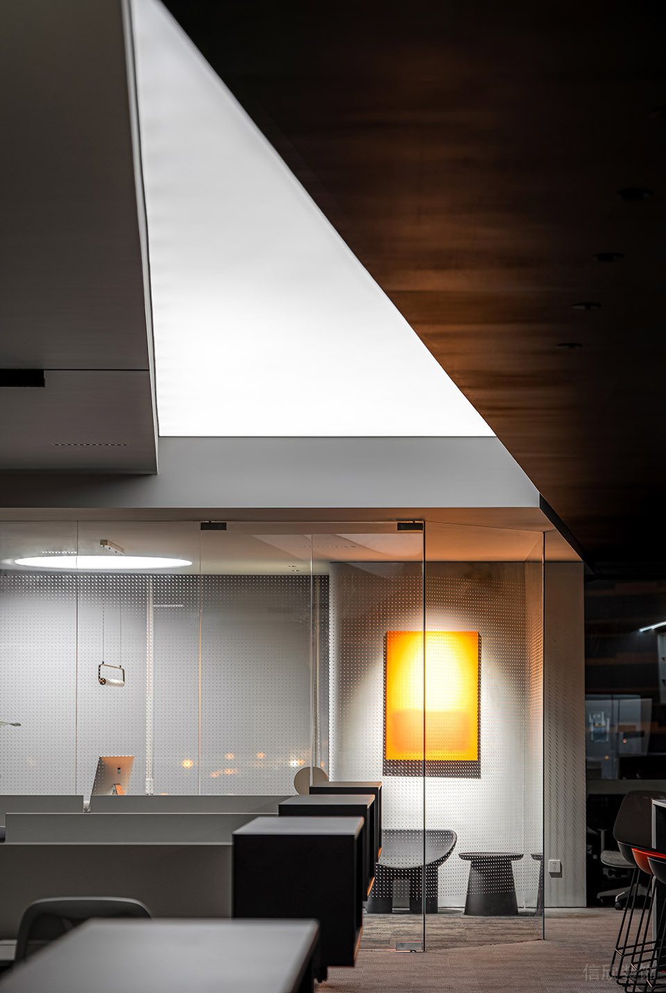 深圳市南山區(qū)保利城大廈1500平方米現(xiàn)代主義辦公室 洽談室