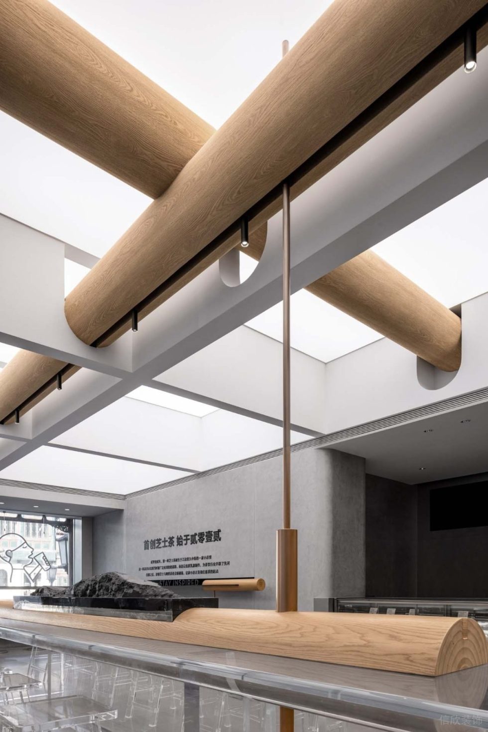 深圳市現(xiàn)代極簡風(fēng)飲品店木質(zhì)吊頂裝修設(shè)計