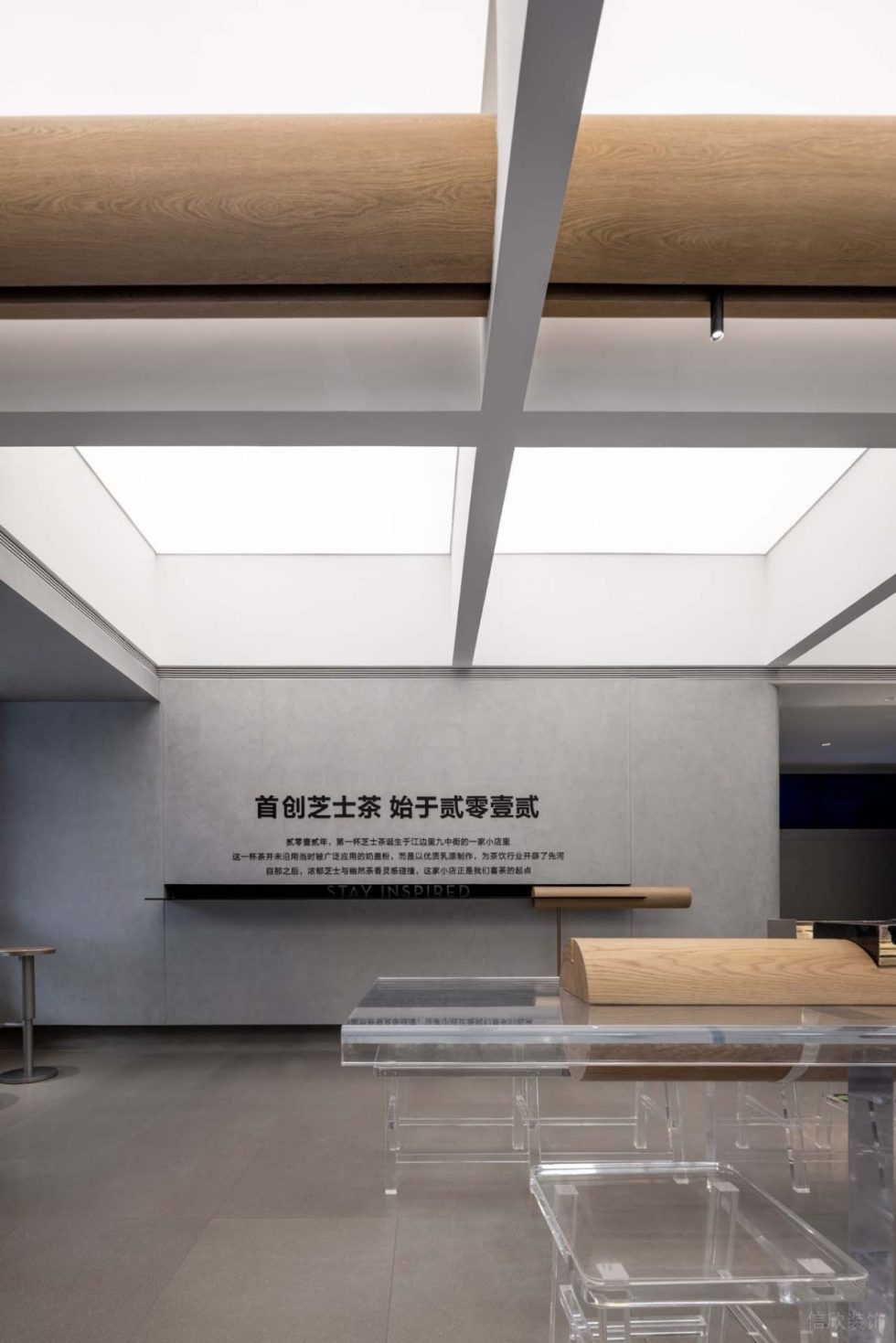 深圳市現(xiàn)代極簡風飲品店灰色品牌墻裝修設計