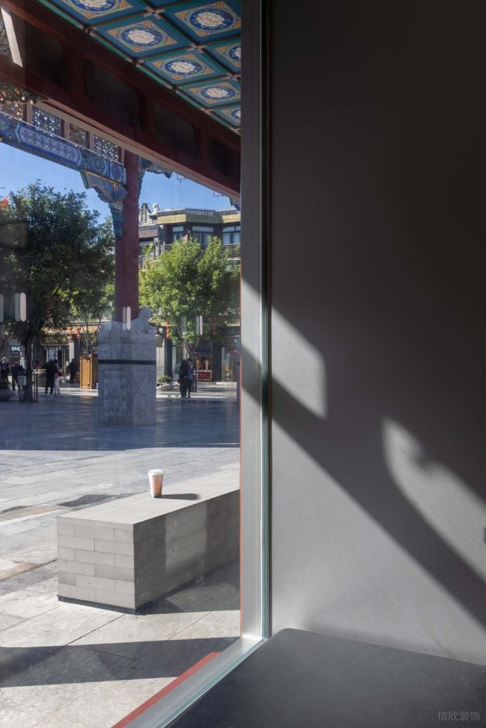 深圳市現(xiàn)代極簡風飲品店仿古磚座椅裝修設計