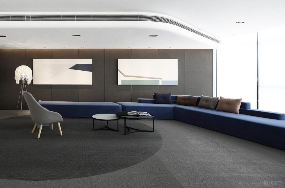 現(xiàn)代淡色系風(fēng)格辦公室裝修案例接待區(qū)寶藍(lán)色轉(zhuǎn)角沙發(fā) 現(xiàn)代淡色系風(fēng)格辦公室裝修案例接待區(qū)寶藍(lán)色轉(zhuǎn)角沙發(fā)