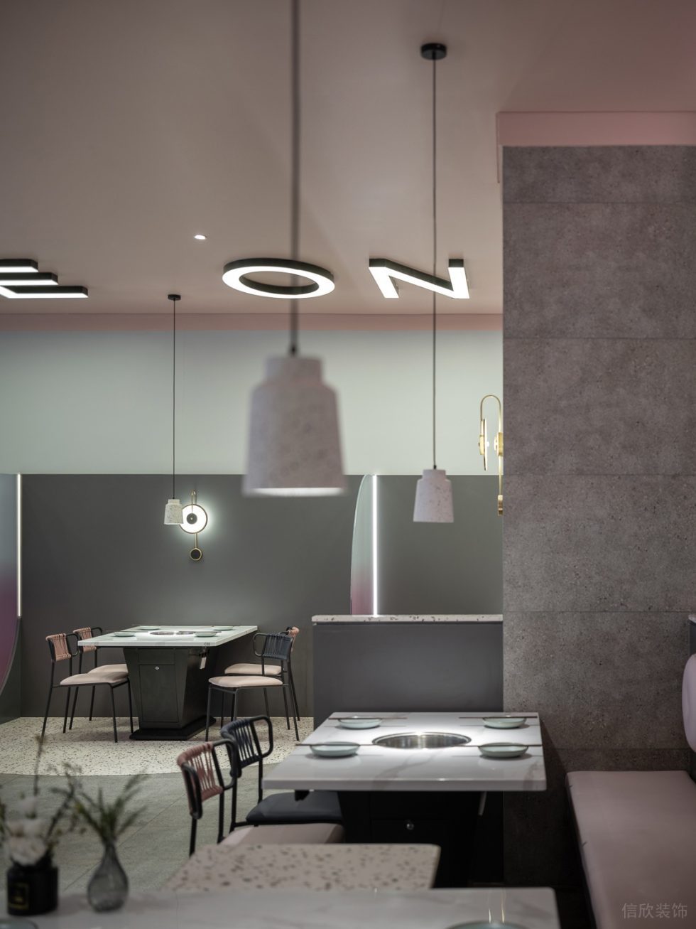 現(xiàn)代簡(jiǎn)約風(fēng)火鍋店深灰色矮墻分割用餐區(qū)裝修設(shè)計(jì)圖