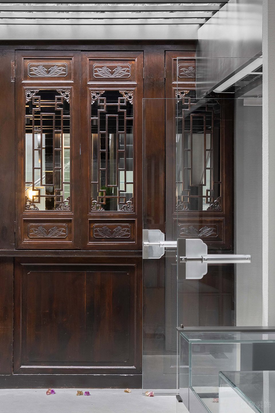 現(xiàn)代新中式甜品店古樸新中式門扇細(xì)節(jié)裝修設(shè)計(jì)